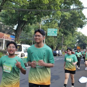 Race photo from BAUR RUN 2025