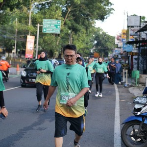 Race photo from BAUR RUN 2025