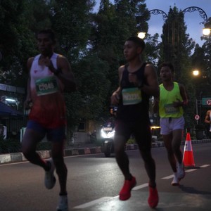 Race photo from BAUR RUN 2025
