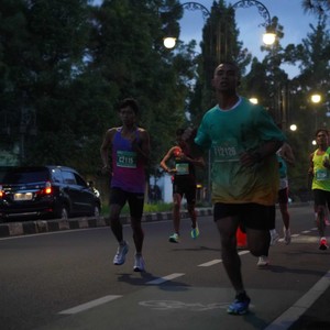 Race photo from BAUR RUN 2025