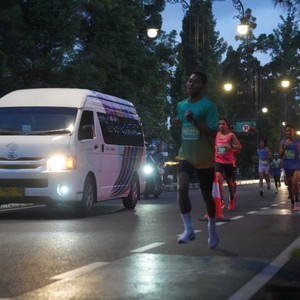 Race photo from BAUR RUN 2025