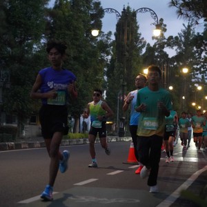 Race photo from BAUR RUN 2025