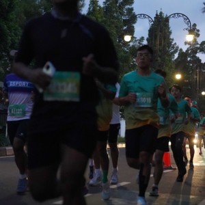 Race photo from BAUR RUN 2025