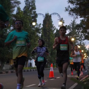 Race photo from BAUR RUN 2025