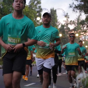 Race photo from BAUR RUN 2025