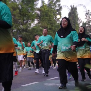 Race photo from BAUR RUN 2025
