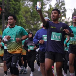 Race photo from BAUR RUN 2025