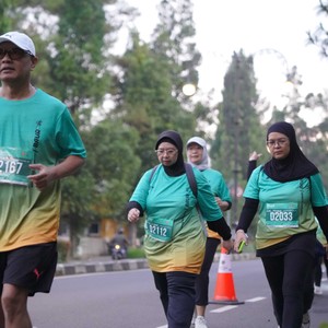 Race photo from BAUR RUN 2025