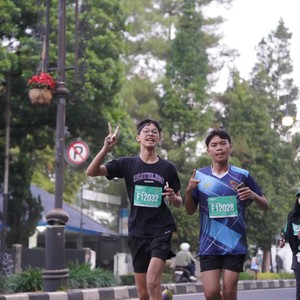 Race photo from BAUR RUN 2025